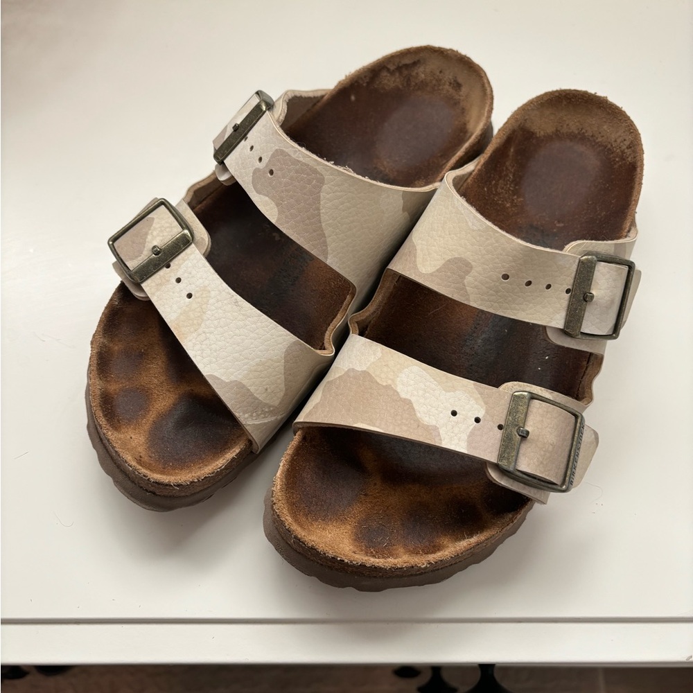 Birkenstock Arizona in desert soil camo sand. Size 36 narrow.